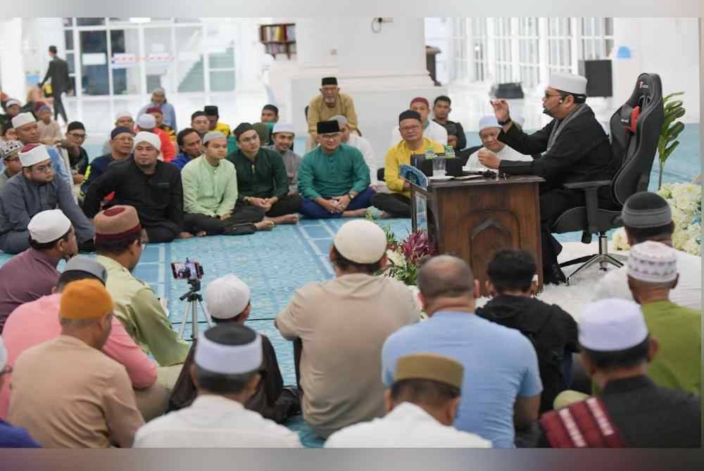 Peserta RXZ Fighter ikuti program islamiah menerusi Subuh Warrior Subuh Macam Jumaat di Masjid Negeri Sultan Ahmad 1 pada Sabtu.