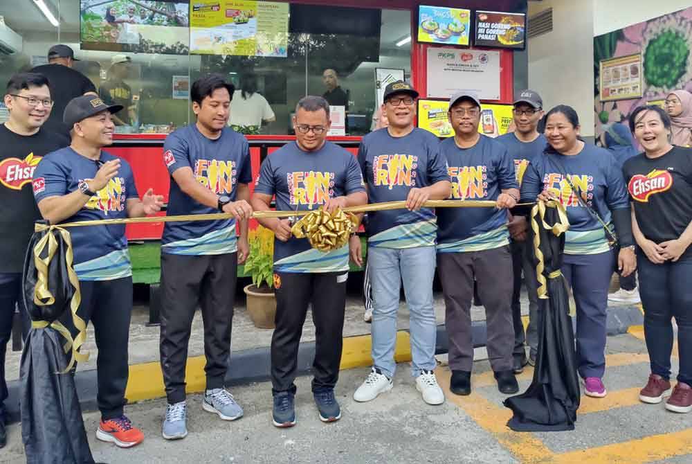 Amirudin (empat dari kiri) dan Mohamad Khairil (dua dari kiri) pada pelancaran Dapur Ehsan pada Ehsan SFV Fun Run di Jalan Rawang, Bestari Jaya pada Sabtu.