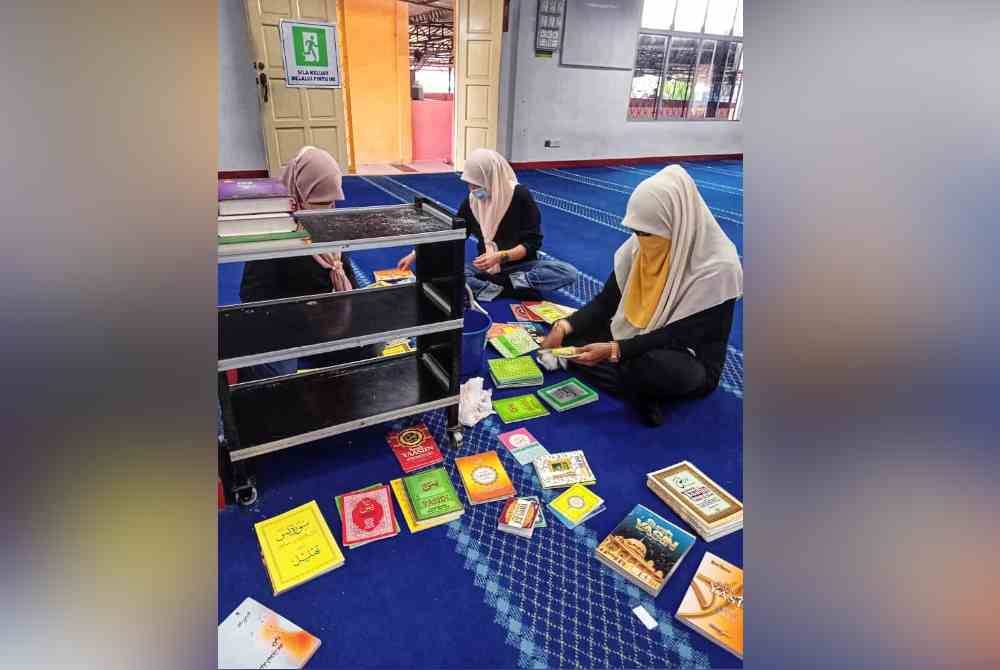 
Kembali bangkit selepas berdepan pelbagai dugaan, Ratnawati menyalurkan khidmat untuk masyarakat.