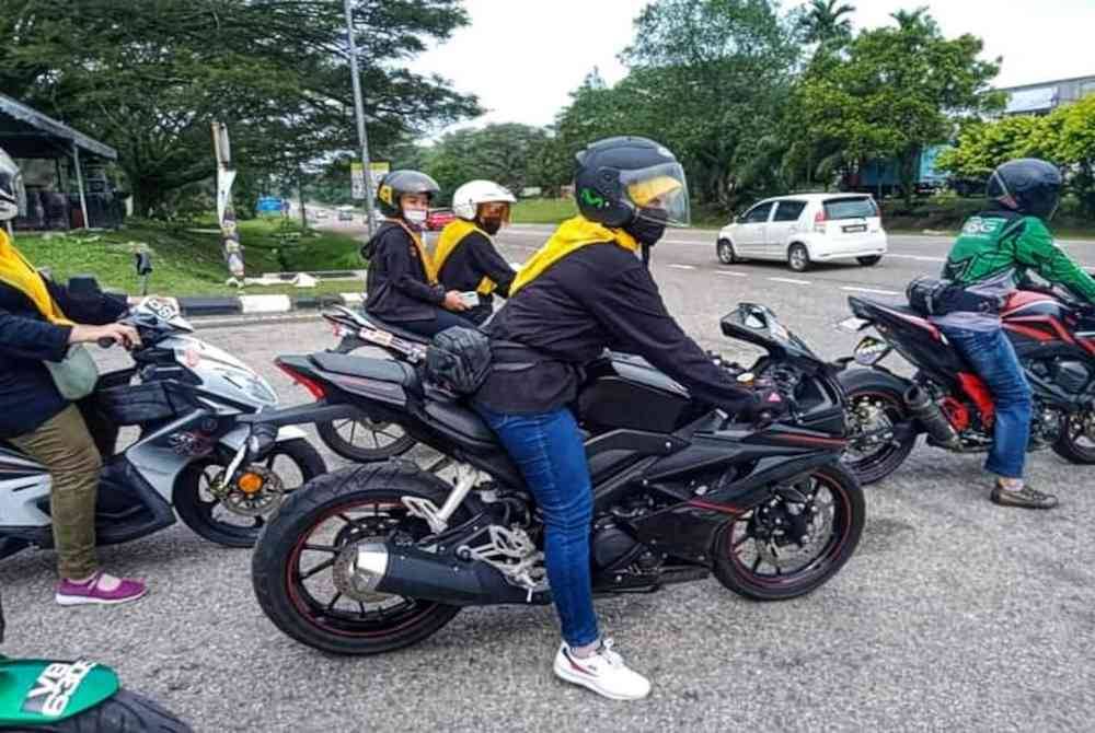
Ratnawati aktif berkonvoi dengan motosikal kesayangannya.