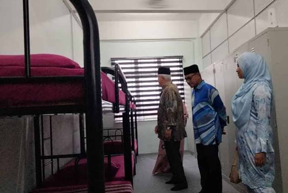 Mohamad Rizam (kiri) meninjau asrama Maahad Tahfiz Al-Quran (MTQ) Perempuan di Pendek di sini pada Sabtu