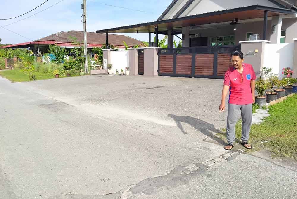 Zulfadzli turut mendakwa jalan turut mengalami kerosakan akibat lori-lori yang melalui jalan tersebut.