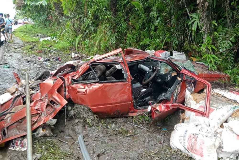Keadaan kereta mangsa remuk selepas bertembung dengan lori 10 tandi Batu 25 Jalan Sandakan.