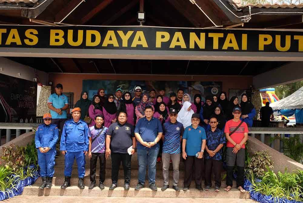 Tuminah (tengah) bersama jawatankuasa program dan wakil pelbagai agensi yang menjayakan program itu di Pantai Puteri, di Melaka pada Sabtu.
