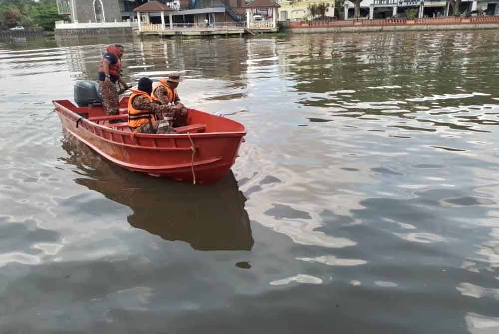 Operasi mencari mangsa dikhuatiri lemas dilakukan di Sungai Kedah pada Sabtu. Foto ihsan JBPM Kedah