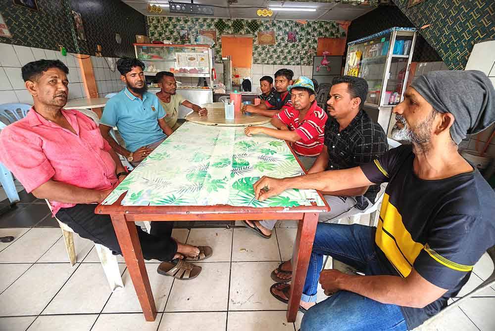 Harun (kiri) bersantai bersama penduduk Rohingya di Taman Jujur Sikamat.