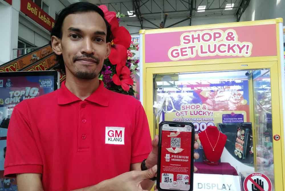 Muhamad Sarhan menunjukkan aplikasi GM Klang yang telah beroperasi setahun lalu.