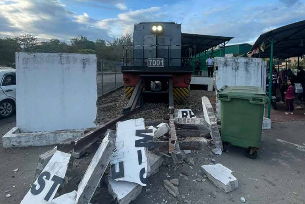 Penghadang hujung landasan rosak akibat dirempuh kereta api di Stesen Sembulan, Kota Kinabalu.
