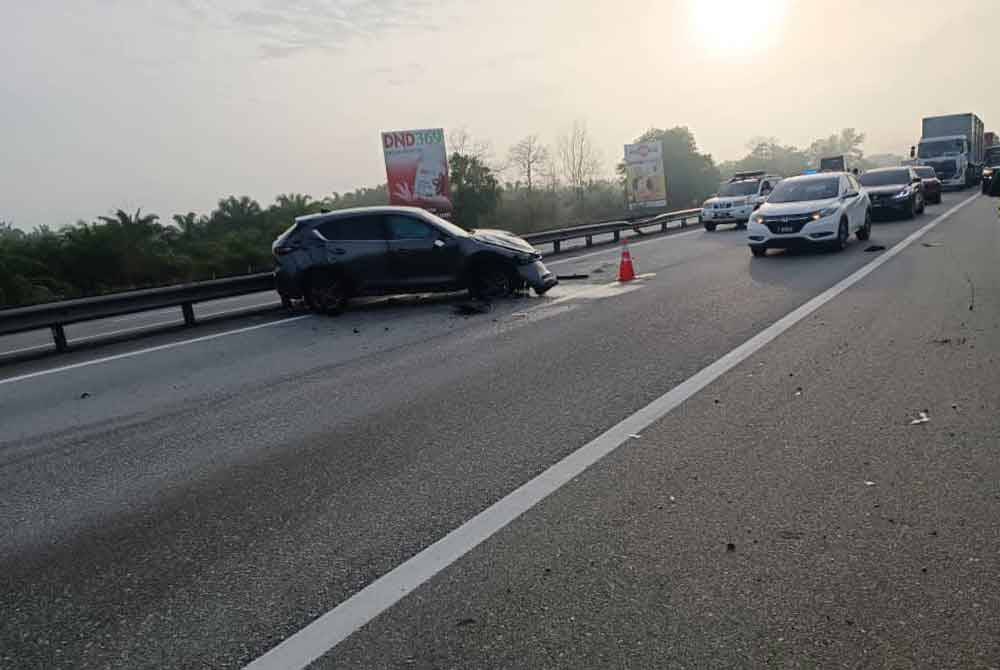 kemalangan itu turut melibatkan sebuah kenderaan utiliti sukan (SUV) yang terbabas selepas mengelak daripada merempuh motosikal di hadapannya.