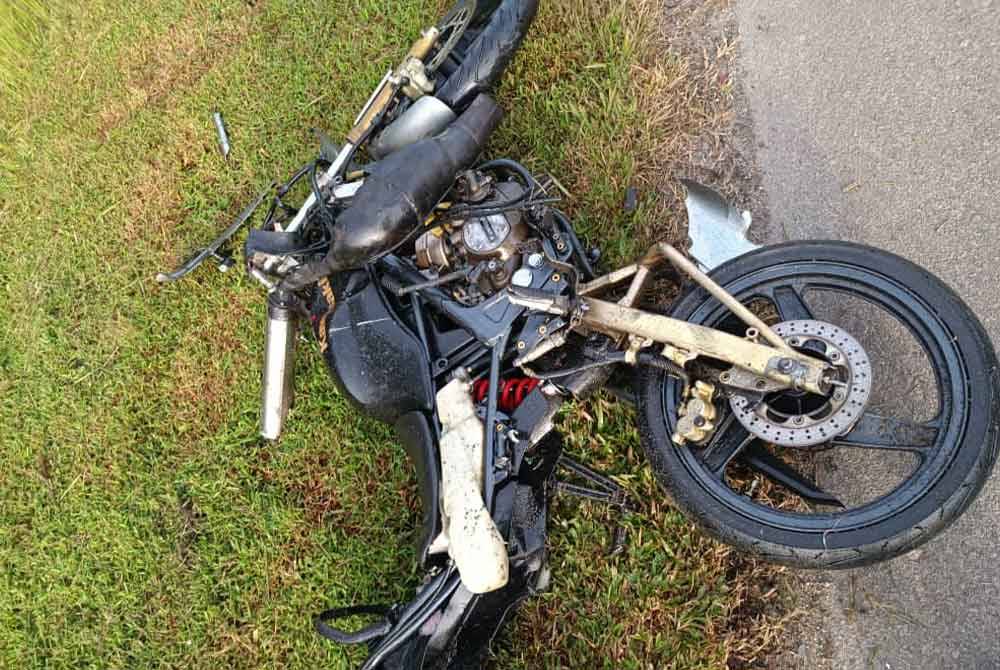 Keadaan motosikal jenis Kawasaki yang ditunggangi mangsa maut.