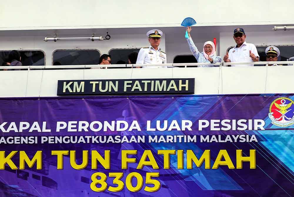 Dr Wan Azizah (tengah) menaiki Kapal KM Tun Fatimah pada majlis penamaan kapal milik Agensi Penguatkuasaan Maritim Malaysia pada Sabtu. Foto Bernama