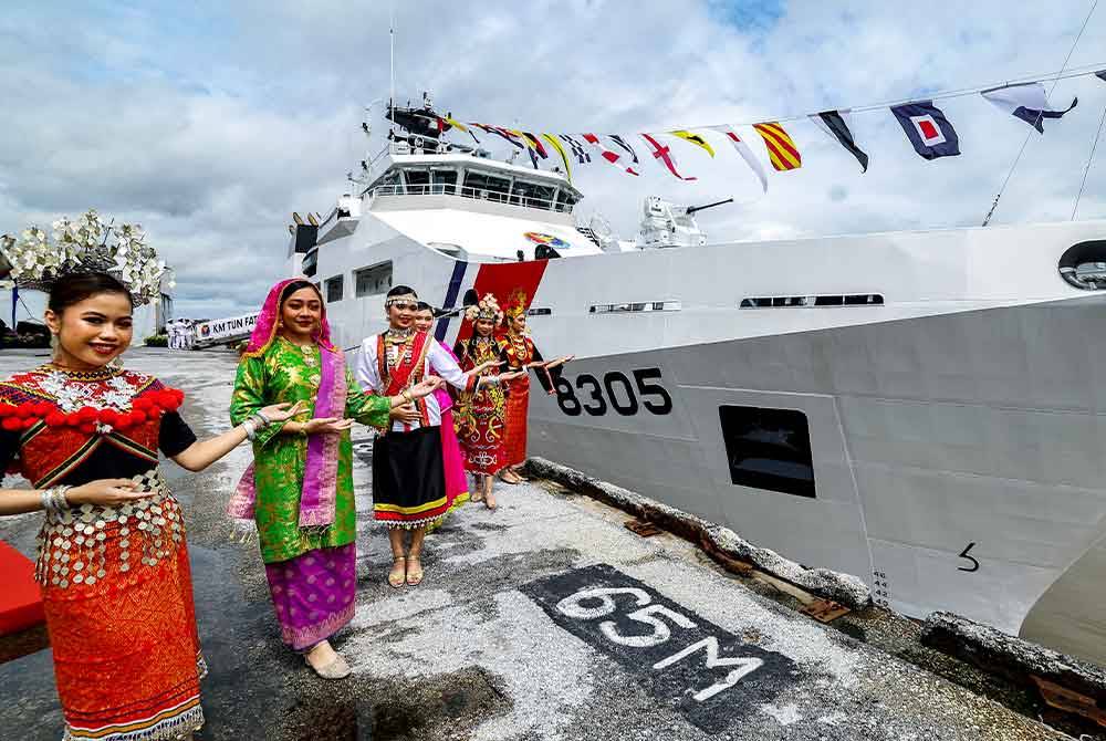 Penari Petra Dancer berdiri di hadapan Kapal Peronda Luar Pesisir (OPV1) pada Sabtu. Foto Bernama