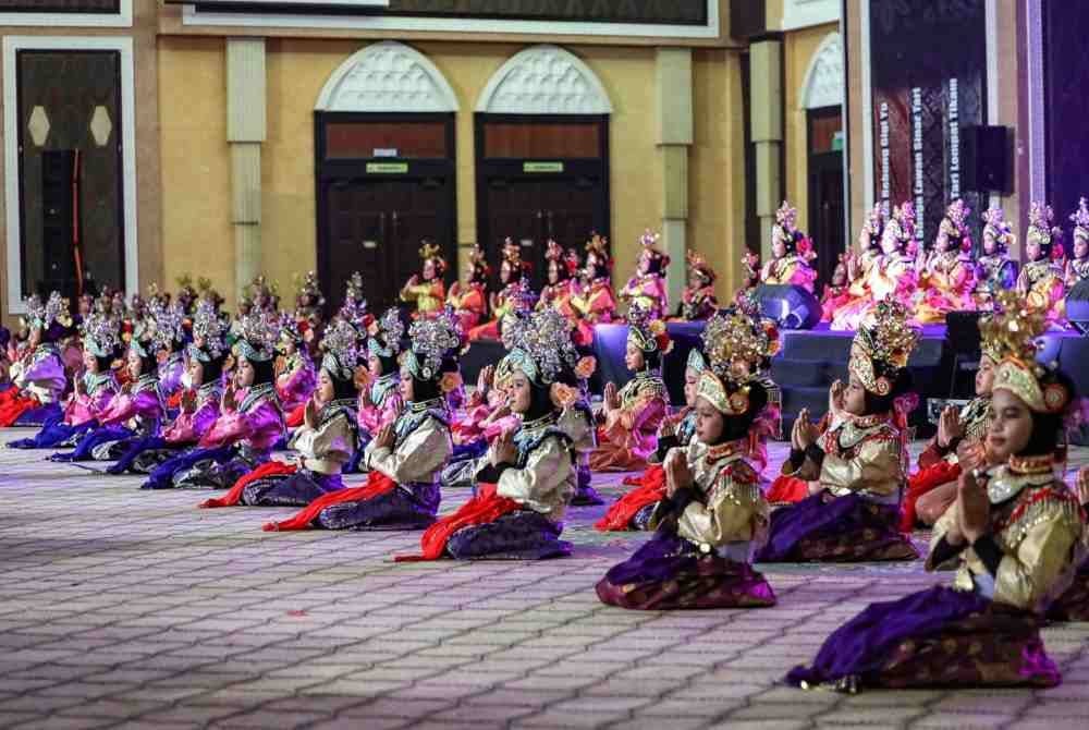 Seramai 152 penari cilik Tunas Kumpulan Pemuzik dan Penari Tetap Negeri Terengganu (Suktra) melakukan persembahan pada Majlis Minum Petang Se-Abad Gema Gemalai Gamelan Melayu-Senandung Terengganu di Dewan Konvensyen Taman Tamadun Islam hari ini. Foto Bernama