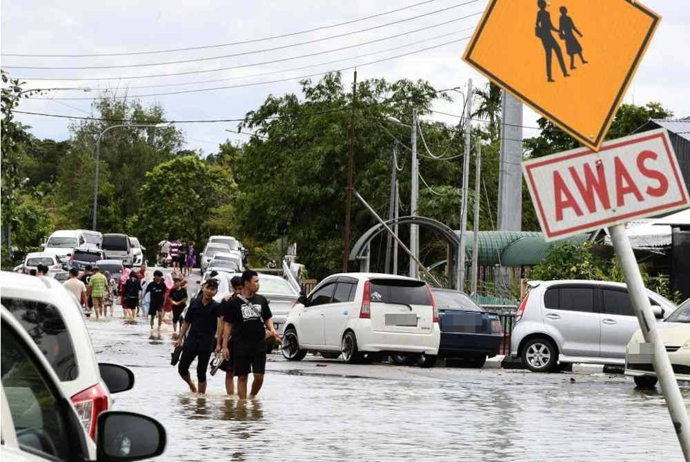 Jumlah mangsa banjir yang berpindah ke PPS telah meningkat kepada 642 orang iaitu 156 buah keluarga berbanding pagi tadi pada awal kejadian. Foto Bernama