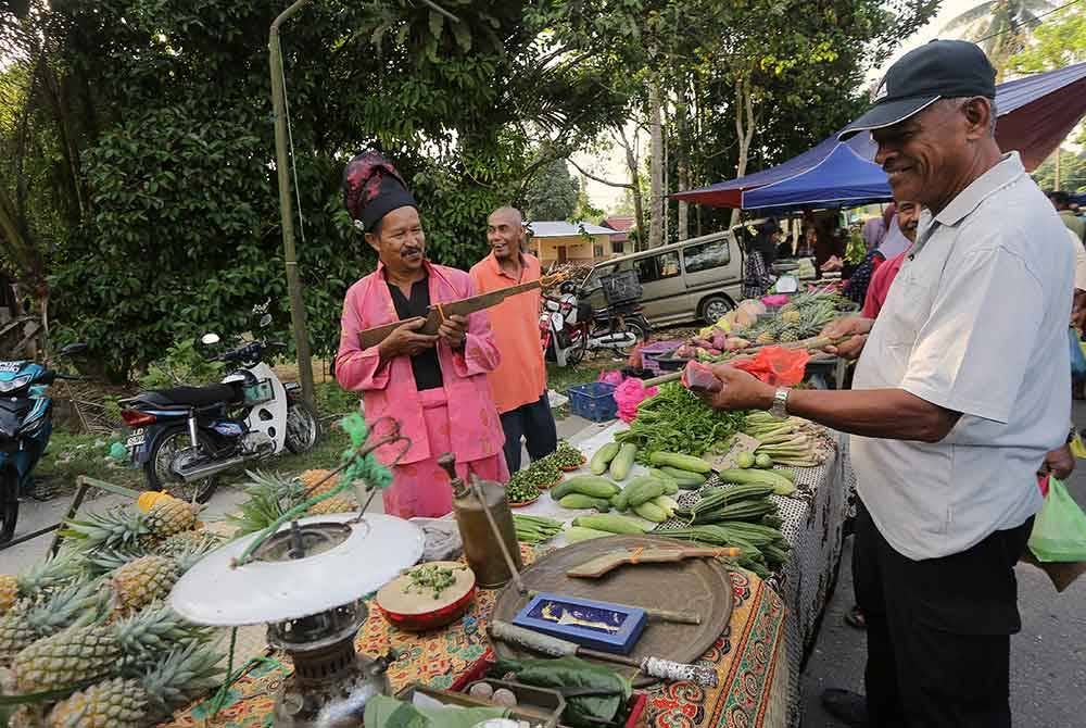 Pekan Jumaat Sungai Bayor, Selama menjadi tumpuan lebih 300 peniaga dari Perak, Kedah dan Pulau Pinang mencari rezeki sejak 20 tahun lalu. Foto Bernama