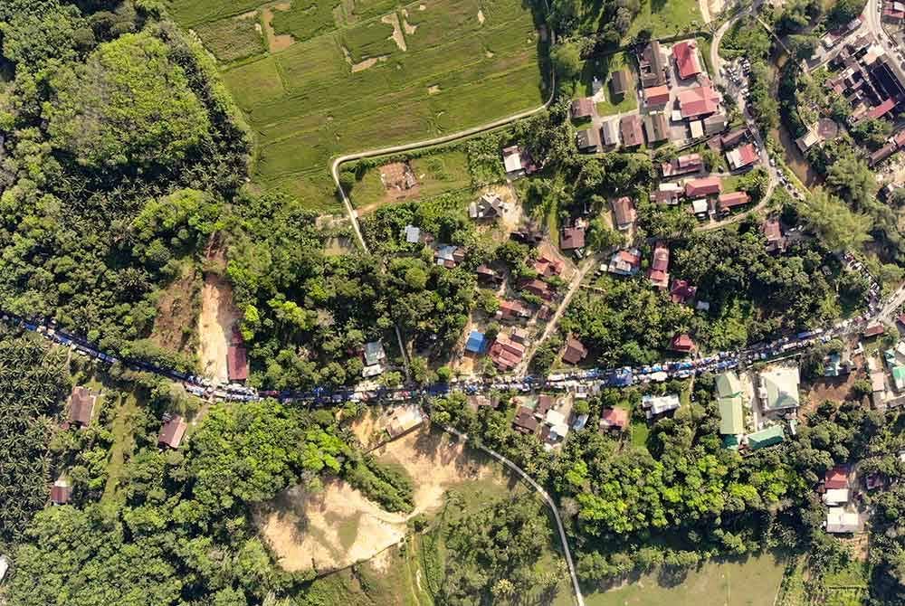 Pemandangan deretan gerai pasar pagi, Sungai Bayor. Foto Bernama