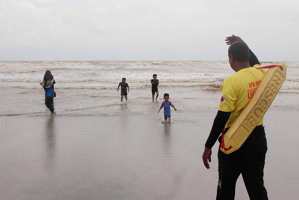 Penyelamat Pantai Angkatan Pertahanan Awam Malaysia (APM) Kuantan, Osman Mohd Nordin memanggil pengunjung kanak-kanak agar tidak bermain air ekoran keadaan laut bergelora dan berombak besar yang boleh mengundang risiko lemas semasa tinjauan di Pantai Sepat hari ini.