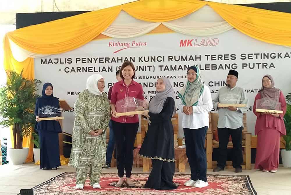 Felina (depan, kiri) bersama Sandrea (depan, dua dari kiri) ketika Majlis Penyerahan Rumah Teres Setingkat Carnelian 1 di Taman Meru Perdana 2 di Ipoh pada Ahad.