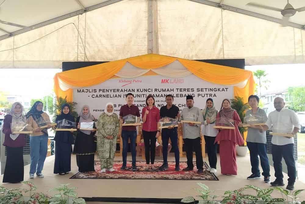 Felina (lima dari kiri) dan Sandrea (tengah) bersama penerima kunci rumah sempena Majlis Penyerahan Rumah Teres Setingkat Carnelian 1 di Taman Meru Perdana 2 di Ipoh pada Ahad.