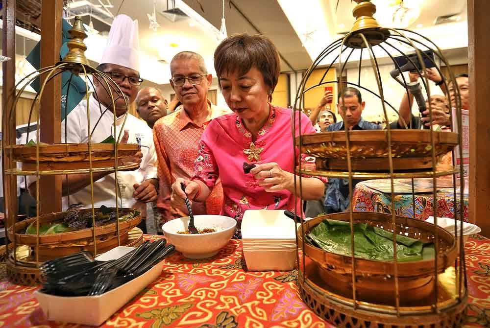 Nicole mencuba menu buffet Ramadan disediakan pihak hotel pada majlis Peramian MAH Negeri Sembilan Food Festival 2024