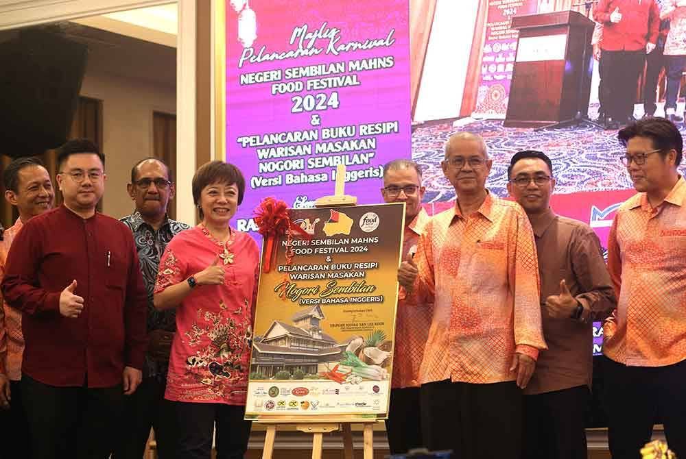 Nicole (dua dari kiri) merasmikan MAH Negeri Sembilan Food Festival 2024 dan Pelancaran Buku Resipi Warisan Masakan Negeri Sembilan versi Bahasa Inggeris.
