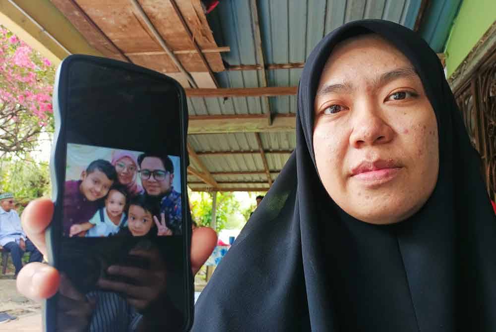 Umi Salwa menunjukkan gambar kenangan adik lelakinya, Syukran Jamil bersama keluarga yang diambil sempena hari pertunangan anak saudara mereka, Januari lepas.