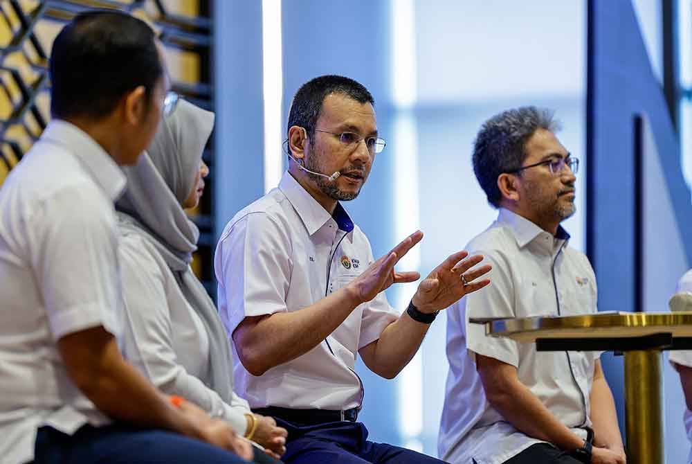 Ahmad Zulqarnain ketika mengumumkan kadar dividen pada Taklimat Prestasi Kewangan KWSP 2023 di Menara KWSP hari ini. Foto Bernama