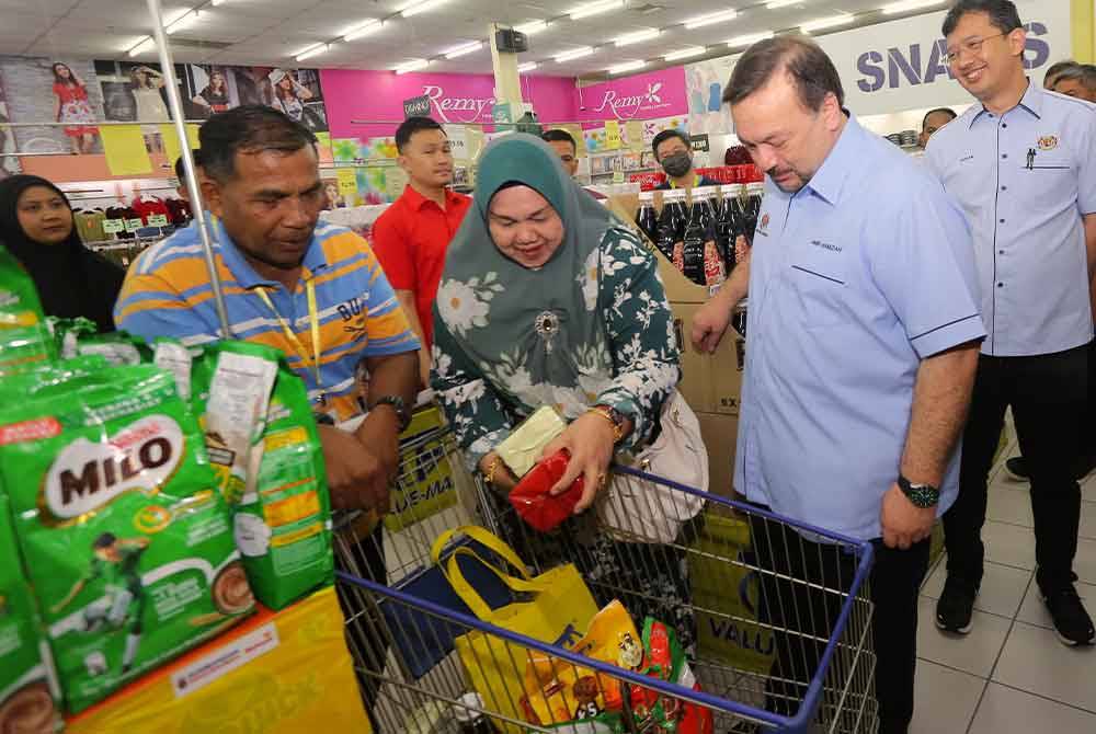 Amir Hamzah (dua dari kanan) beramah mesra bersama warga emas yang juga penerima bantuan Program Sumbangan Asas Rahmah (SARA) di kaunter pendaftaran MyKasih di Pasaraya TF Value hari ini. Foto Bernama