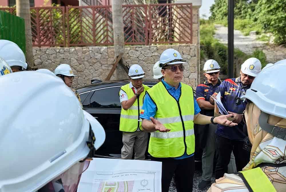 Mohd Kamri semasa melawat bangunan Highland Towers terbiar pada Sabtu.