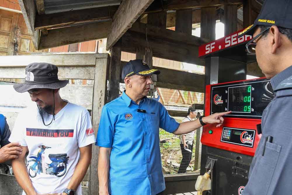 Armizan (dua kiri) turut melakukan pemeriksaan di salah sebuah stesen minyak di Pulau Sebatik, Tawau pada Ahad. - Foto: KPDN