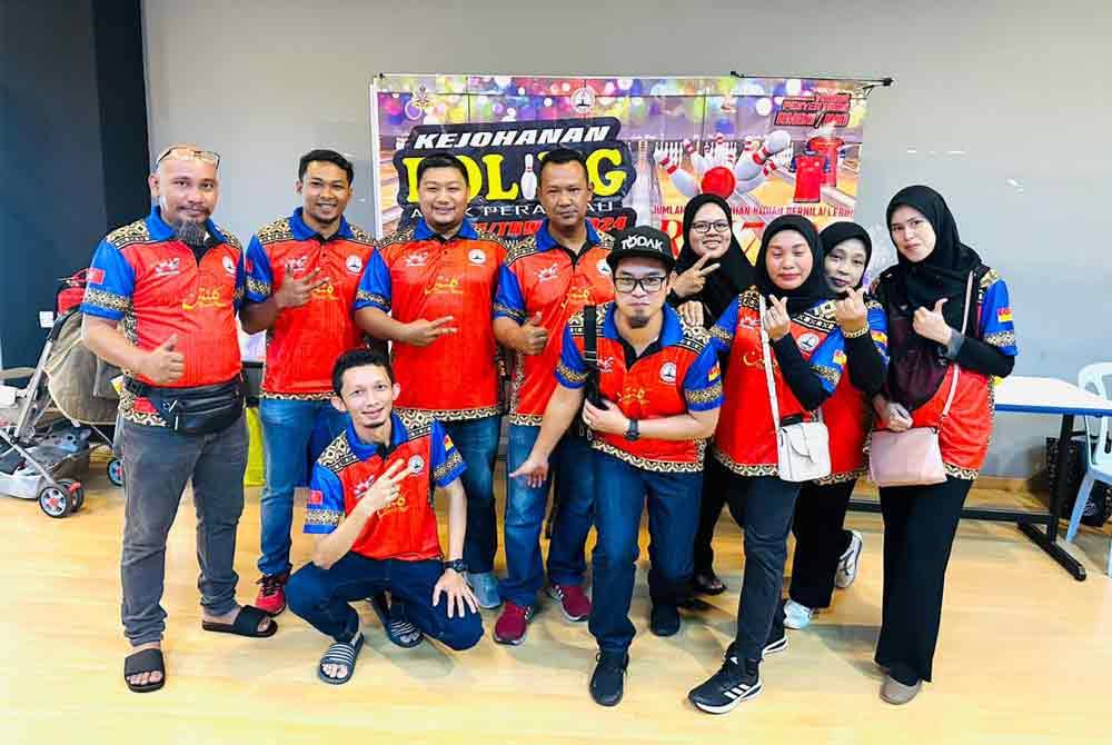 Barisan belakang, tiga dari kiri, Faizal bersama barisan urusetia kejohanan.