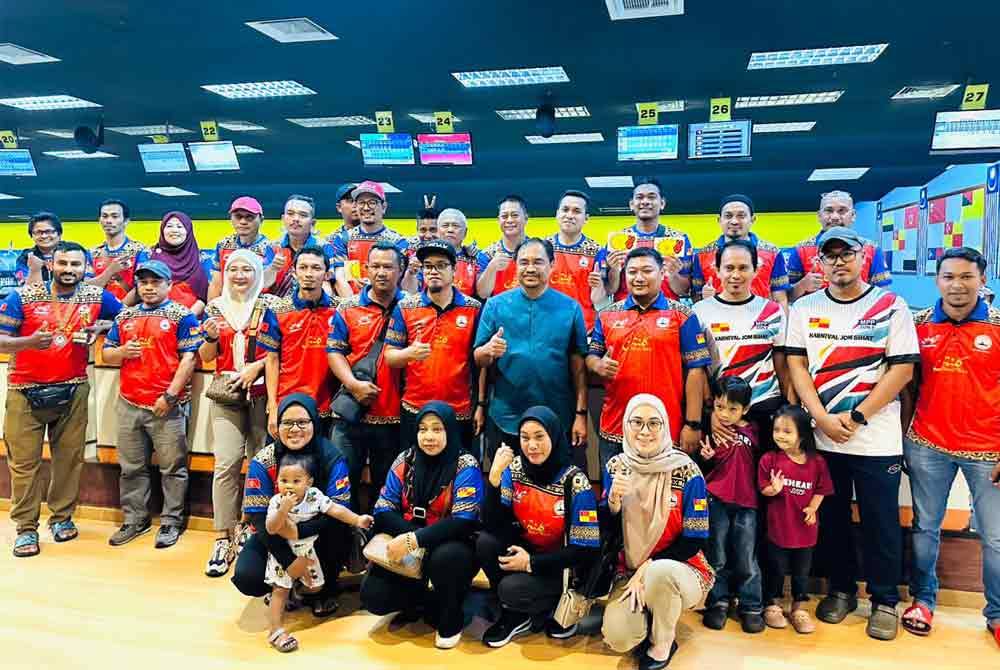 Azli (tengah) dan Faizal bersama peserta yang mengambil bahagian.