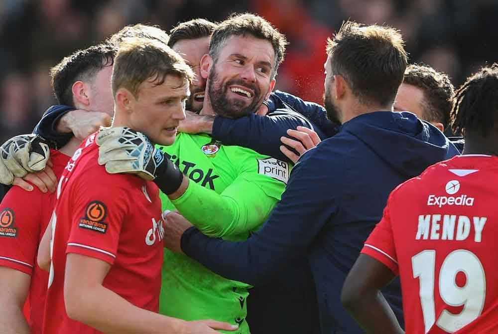 Foster (tengah) menjadi pemain paling digemari rakan sepasukan dan peminat Wrexham. Foto Agensi