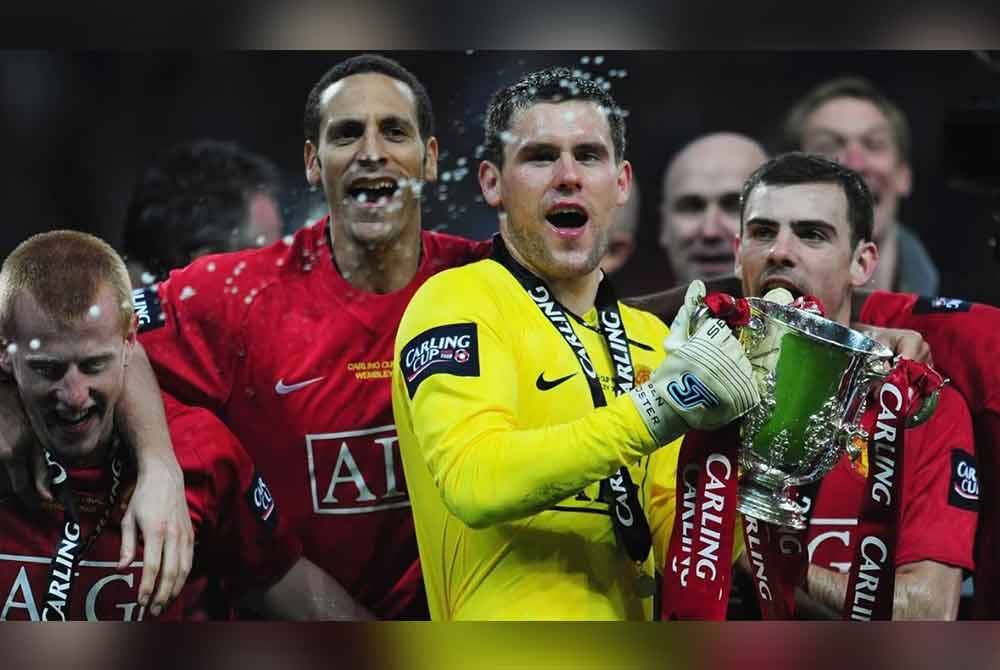 Foster (dua dari kanan) memenangi Piala liga Inggeris (EFL) bersama Manchester United pada 2009. Foto Agensi
