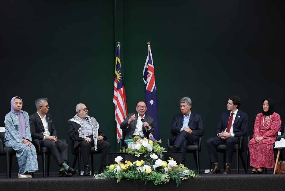 Anwar (tengah) menyampaikan ucapan pada perasmian Kompleks Sukan Al-Taqwa hari ini. - Foto: Bernama