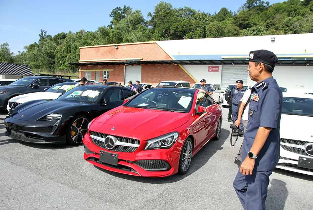 Sebanyak 28 kenderaan mewah pelbagai model dirampas dalam operasi JKDM di Perak dan Selangor.