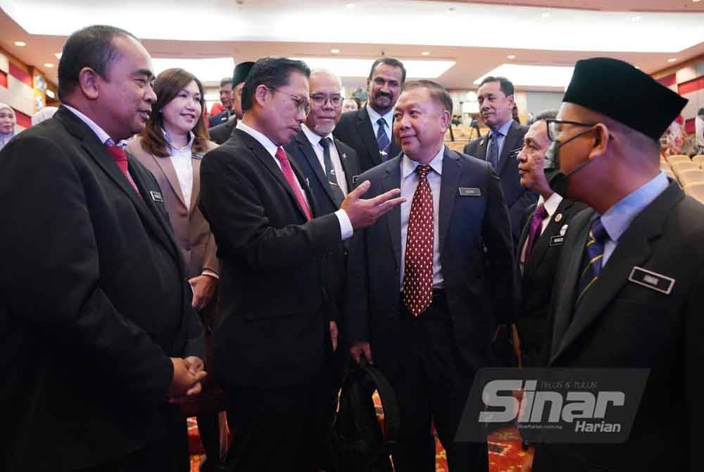 Azman beramah mesra dengan tetamu yang hadir selepas selesai menyampaikan amanat pada majlis Amanat KPPM Sempena Pembukaan Sesi Persekolahan 2024/2025 yang diadakan pada Isnin. Foto SINAR HARIAN/ROSLI TALIB