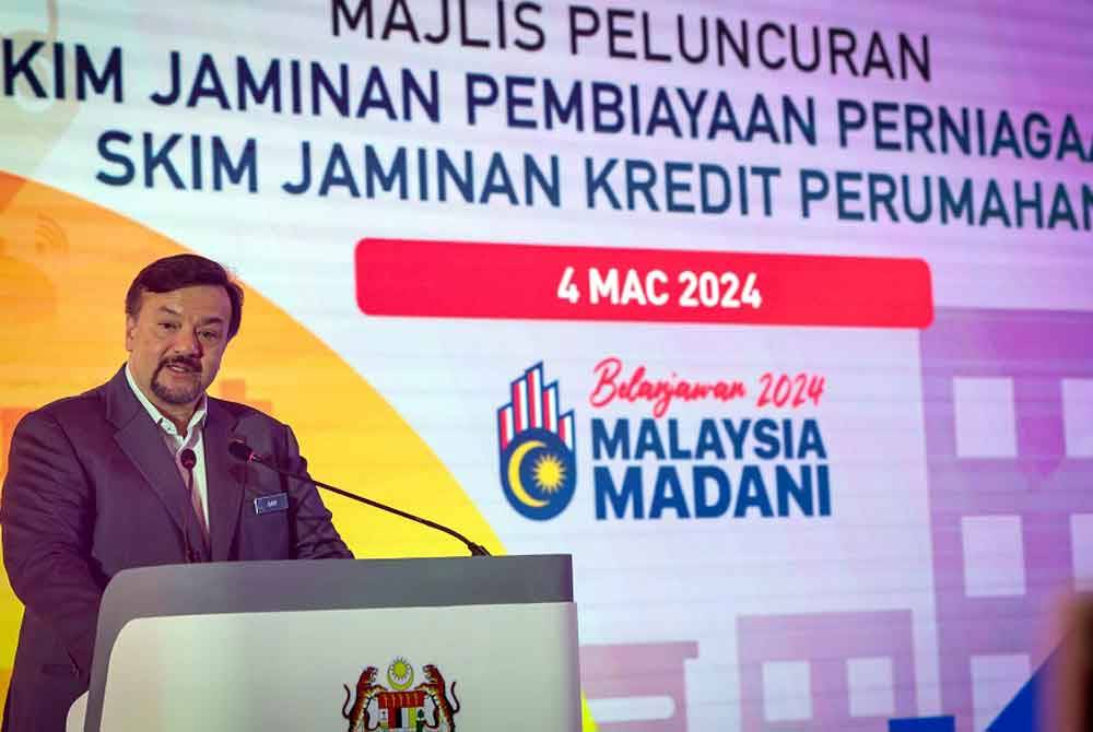Amir Hamzah ketika berucap pada majlis Peluncuran Skim Jaminan Pembiayaan Perniagaan dan Skim Jaminan Kredit Perumahan - Belanjawan 2024 hari ini. - Foto: Bernama
