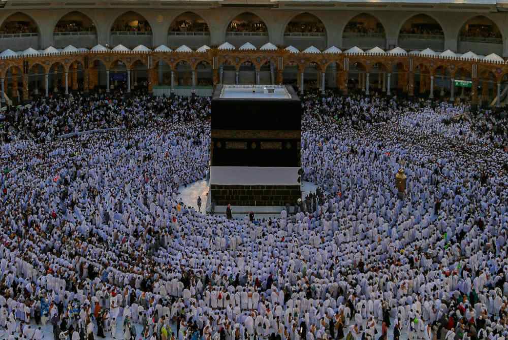 MEMPRAKTIKKAN seperti apa yang dilakukan Ummul Mukminin Aishah RA iaitu berada jauh daripada lelaki itu lebih baik ketika melakukan ibadah tawaf. Foto Pexels.com