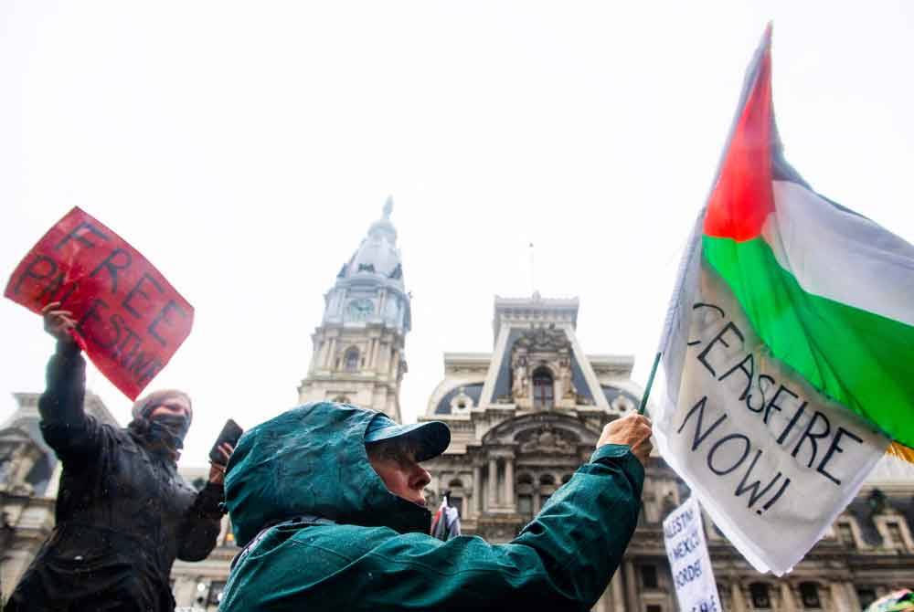 Penunjuk perasaan berarak semasa perhimpunan 'March for Gaza' di Philadelphia, Pennsylvania, Amerika Syarikat pada Sabtu. Foto AFP