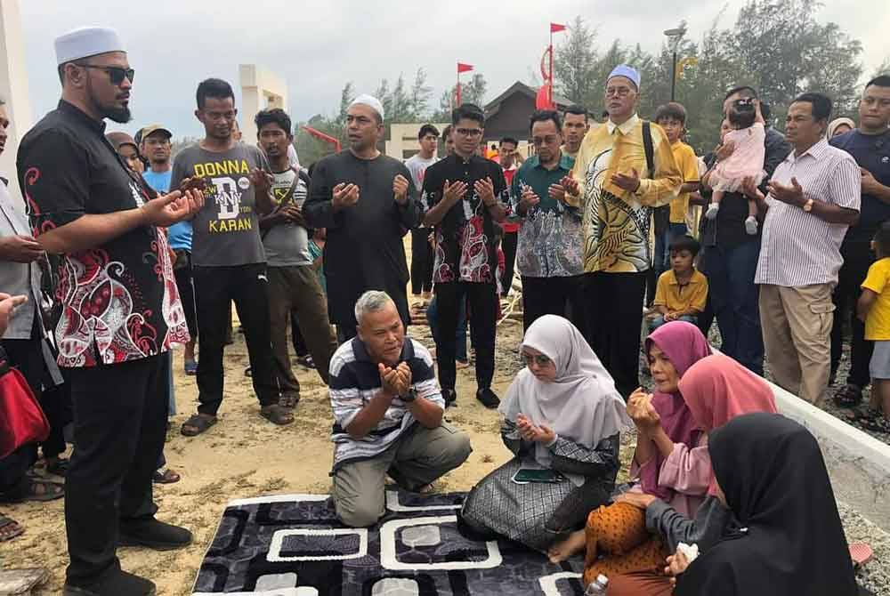 Wan Hassan (tiga dari kanan) meluangkan masa bwrtemu keluarga mangsa lemas di Pantai Teluk Lipat, Dungun pada Sabtu lalu. Foto Facebook Wan Hassan