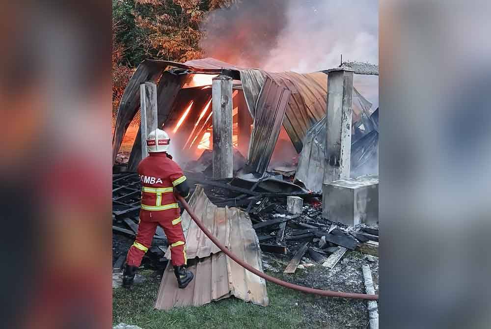Anggota bomba memadamkan kebakaran di bangunan SK Suan Lamba pada Isnin.