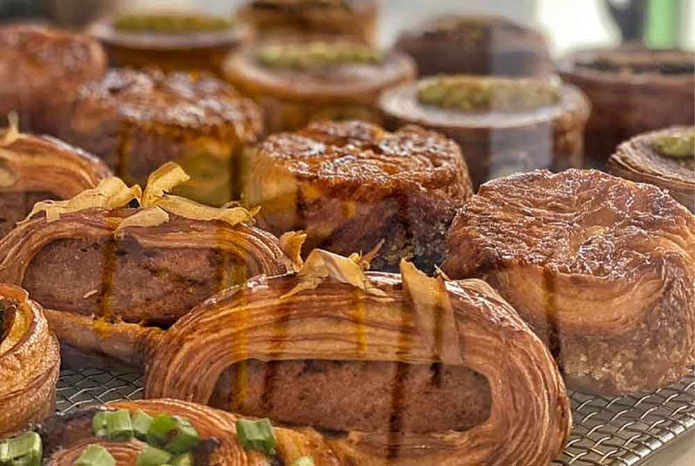 Pelbagai jenis pastri yang dijual di kedainya.