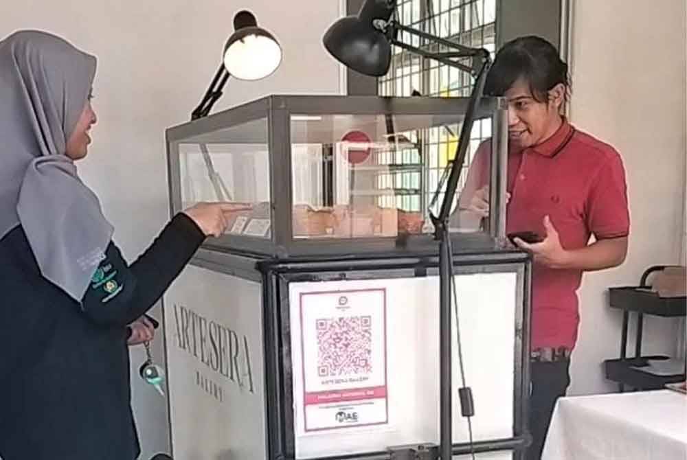 Aizulhazriq (dua dari kiri) ketika sedang melayan pelanggan yang datang ke Artesera Bakery di Taman Tasik Utama, Ayer Keroh.