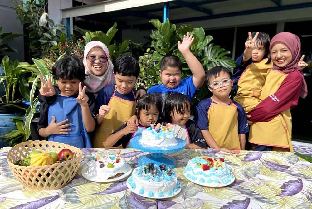 Di Bizara, pelajar istimewa boleh naik ke pentas dan mengadakan persembahan tanpa rasa kekurangan.