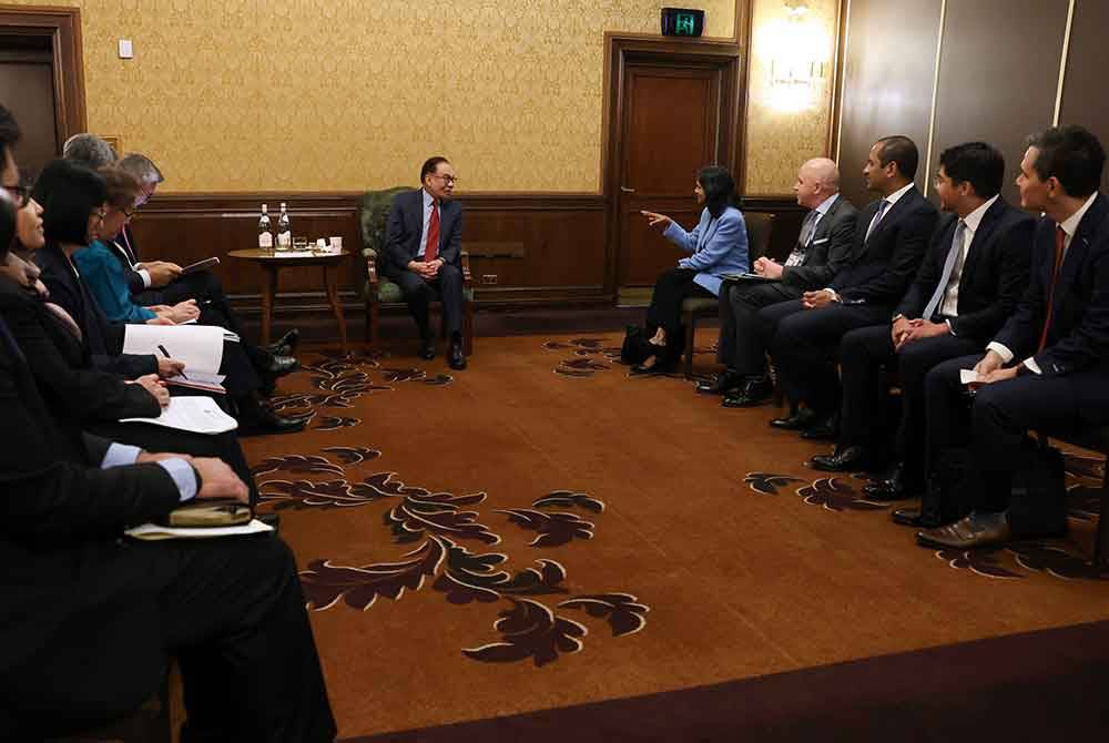 Anwar mengadakan pertemuan dengan Ketua Pegawai Eksekutif Kumpulan Macquarie, Shemara Wikramanayake selepas menghadiri Mesyuarat Meja Bulat dengan pemain industri di Australia. Foto Bernama
