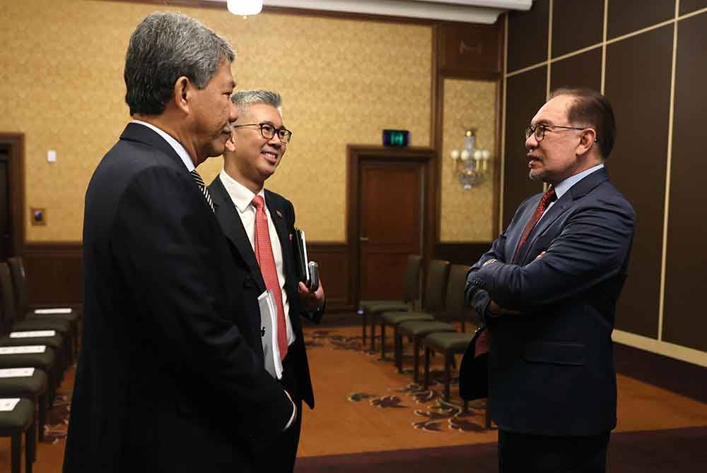 Anwar berbincang bersama Tengku Zafrul dan Menteri Luar, Datuk Seri Mohamad Hasan selepas Mesyuarat Meja Bulat dengan pemain industri di Australia pada Selasa. Foto Bernama