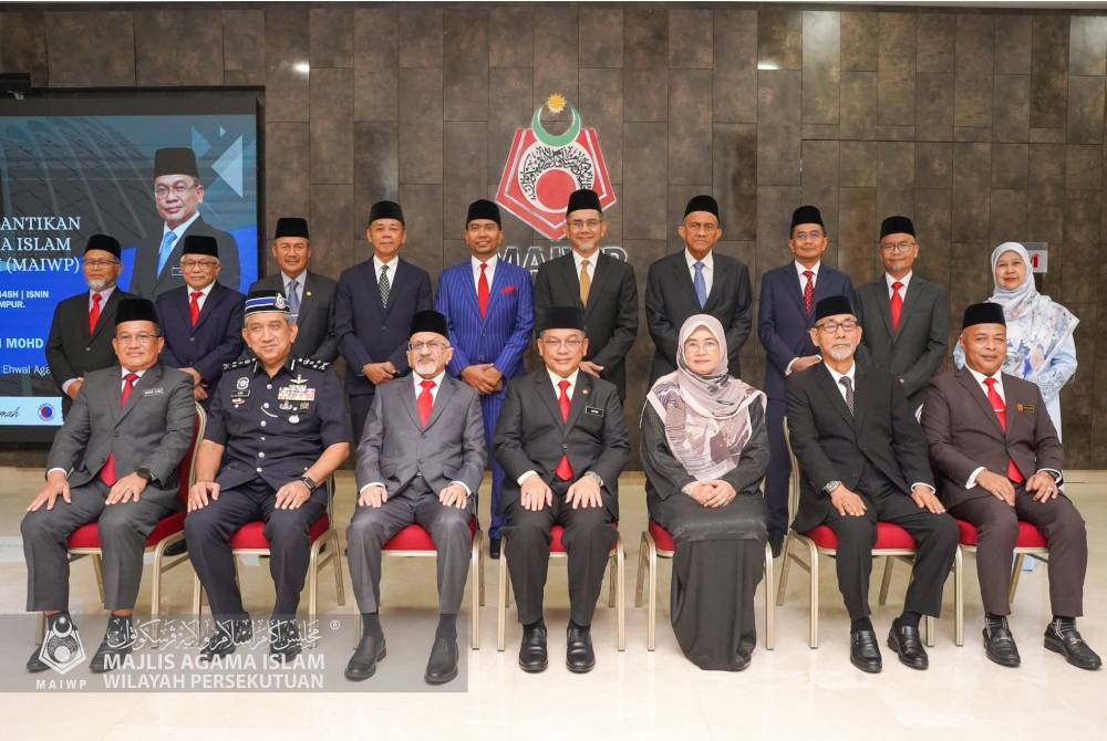 MOHD NA'IM (duduk tengah) bergambar bersama barisan Ahli MAIWP yang baharu. Foto MAIWP