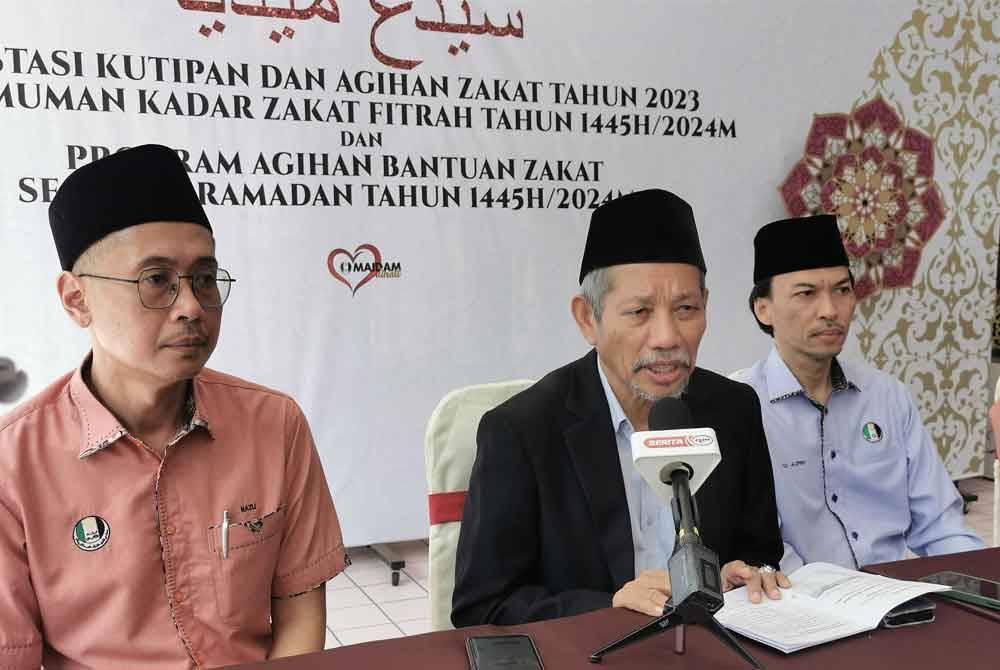 Shaikh Harun (tengah) pada sidang akhbar selepas menyempurnakan agihan bantuan zakat asnaf fakir miskin sempena Ramadan pada Selasa.