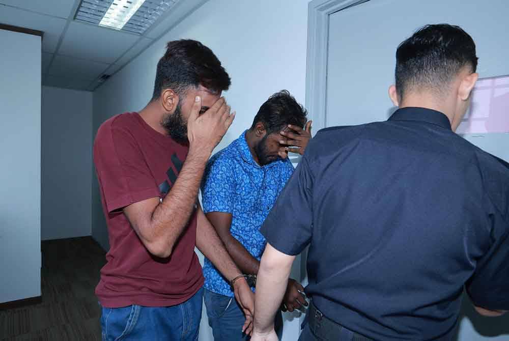 Sarvinraj (baju biru) dan Harjit Singh masing-masing berusia 26 tahun membuat pengakuan tidak bersalah selepas petuduhan dibacakan di hadapan Majistret Siti Nora Sharif.